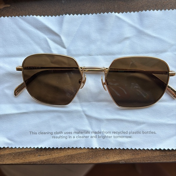 Toms Sawyer Gold Frame Sunglasses, case and cloth. - Picture 2 of 8